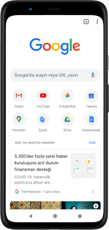 Pixel 4 XL telefon ekranında Google.com arama çubuğu, favori uygulamalar ve önerilen makaleler gösteriliyor.