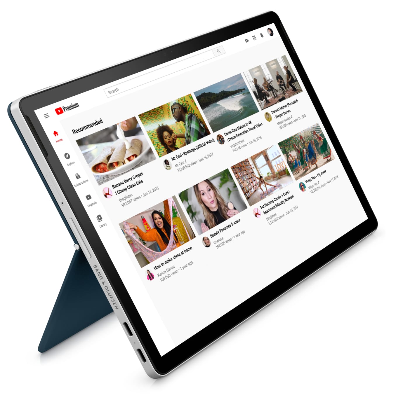 スタンドを立てた状態で、画面に YouTube が表示されている HP Chromebook x2。