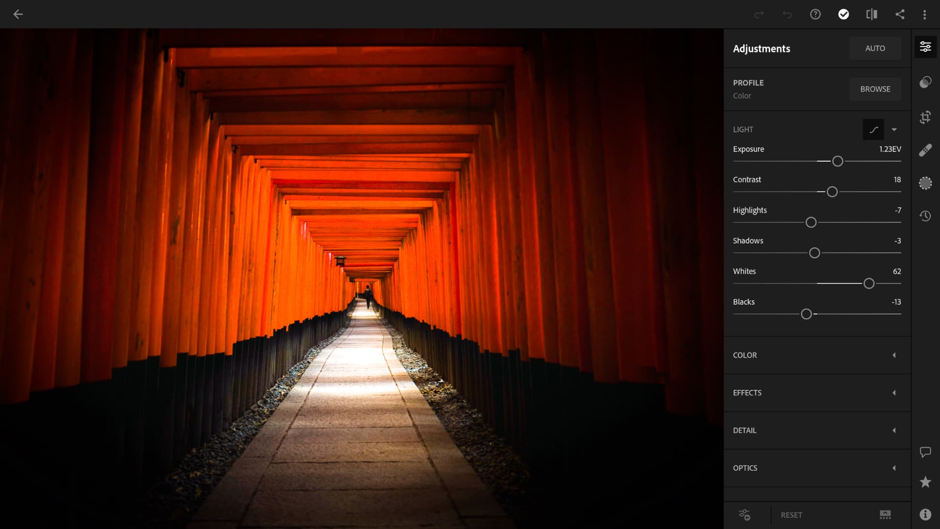 Adobe Photoshop Lightroom er en kraftig, intuitiv og gratis kamera- og fotoredigeringsapp. Lightroom gir deg evnen til å knipse og redigere vakre bilder, samtidig som du får hjelp til å bli en bedre fotograf.